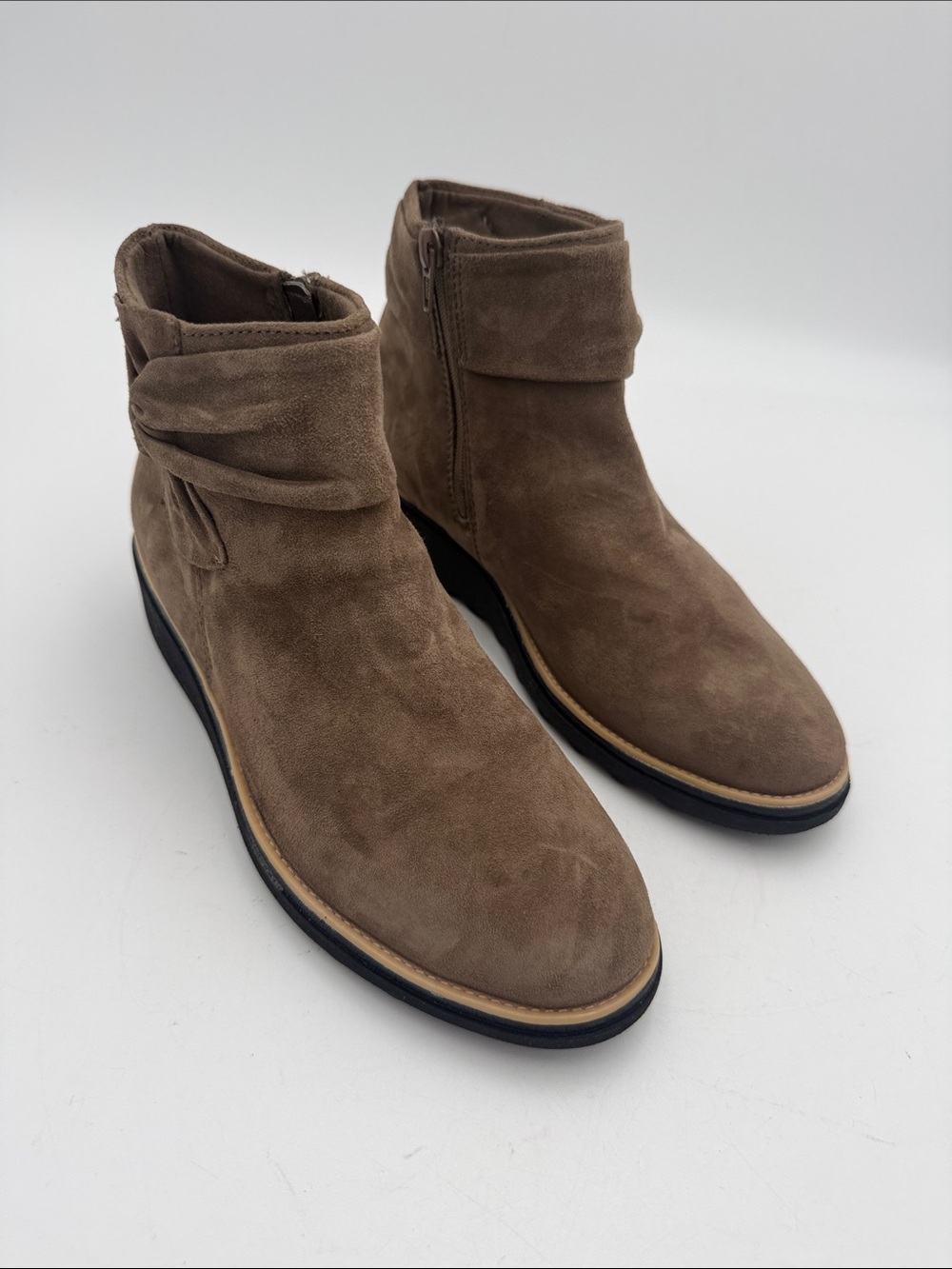 clarks Collection Taupe Suede Chukka Boots women 8.5 casual comfort fall winter